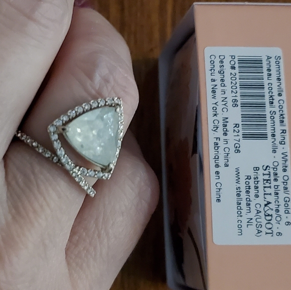 Gorgeous Cocktail Ring - Picture 2 of 4